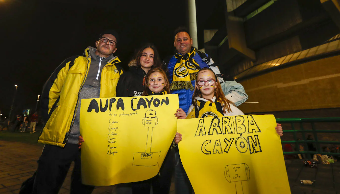 Varios aficionados del Cayón posan con sus pancartas de ánimo en los aledaños de los Campos de Sport.